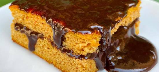 Bolo de cenoura low carb com calda de chocolate zero