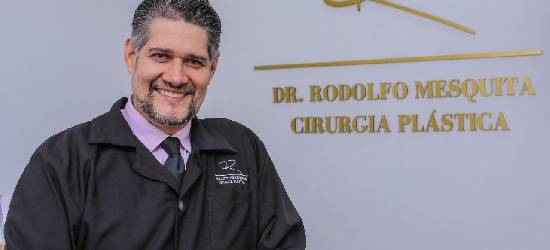 Cirurgião plástico alerta sobre os perigos da busca pelo “corpo perfeito”