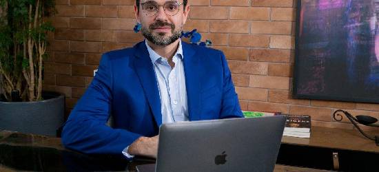Dr. Danilo Lira Gianuzzi destaca os benefícios da cirurgia minimamente invasiva da coluna recuperação rápida e menos dor