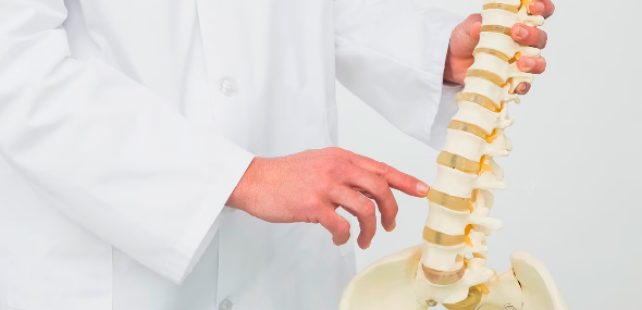 Dr. Mateus Tomaz, especialista em neurocirurgia de coluna vertebral