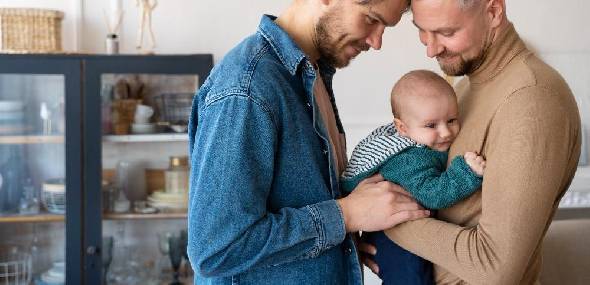 Entenda como funciona a reprodução assistida para casais homoafetivos