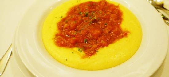 Polenta com quinoa e tomate
