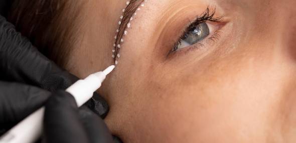 Popular nas redes sociais, transplante de sobrancelhas é eficaz e seguro