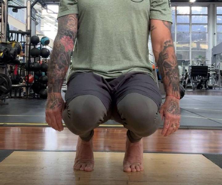 “Treino Lá em Casa”: idealizadores da proposta ensinam exercícios para aliviar dores nos joelhos após os 40 anos