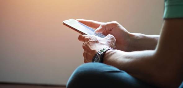 Uso excessivo de celulares prejudica coluna, afirma neurocirurgião